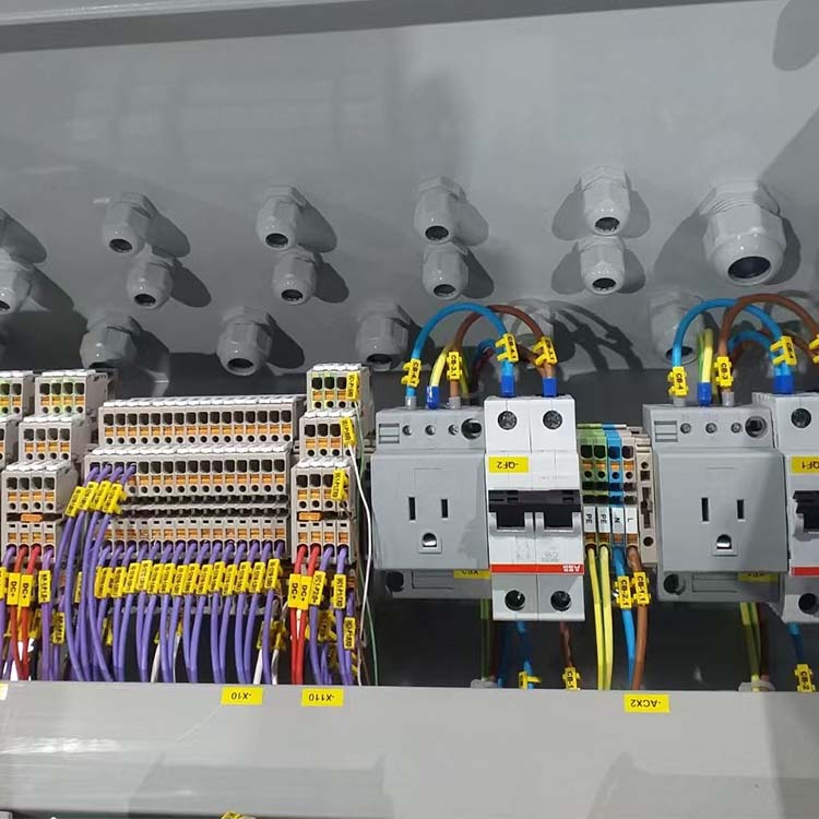 Szafki shouke i przewody elektryczne szafki sterujące